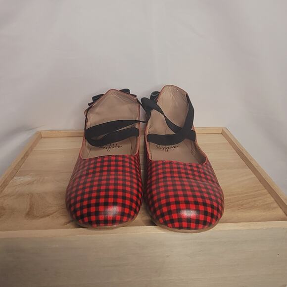 Monkey Feet- Girls Slip on buffalo plaid shoes with black straps- size 7/8 - Picture 2 of 7